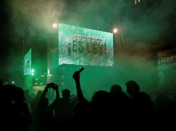 Manifestantes afuera del Congreso durante la votación en el Senado sobre la legalización del aborto hoy, en Buenos Aires, Argentina. EFE/J. Roncoroni