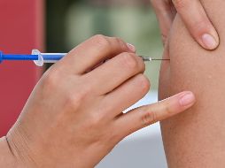 López Obrador confirmó que un médico y su familia se vacunaron en un hospital del Estado de México. AFP/ARCHIVO