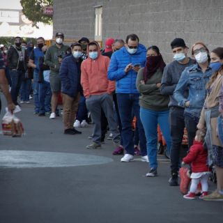 Año Nuevo: Hacen fila de dos km para compras en súper de Zapopan