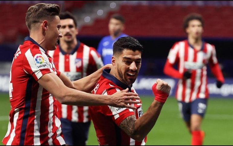 El delantero uruguayo del Atlético de Madrid Luis Suárez (dcha) celebra con Llorente su gol ante el Getafe. EFE/J. Martín