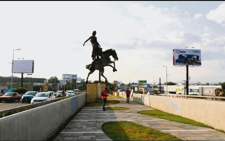 “Belleza” es la tercera pieza de “Las Tres Gracias”, conjunto escultórico ubicado en el camellón central de la avenida Lázaro Cárdenas y Fuelle. ARCHIVO