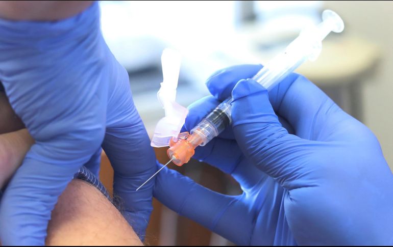 El médico que promovió la aplicación de la vacuna contra el coronavirus a dos de sus familiares será sancionado. AP/ARCHIVO