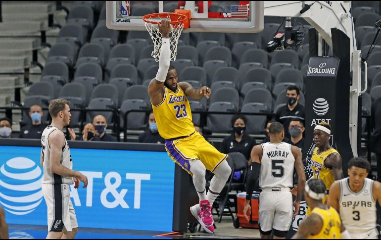 Detrás del “Rey” LeBron está Michael Jordan, otra leyenda. AFP/R. Cortés