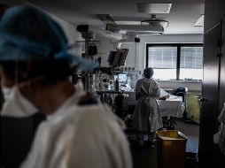 Los modelos estadísticos indican que el pico en el reporte diario de defunciones se alcanzará en febrero. AFP/J. Pachoud