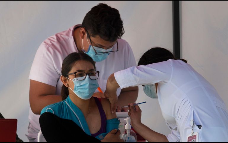 El Gobierno mexicano pretende tener inmunizados a todos los trabajadores de la salud cuando acabe enero y a sus 130 millones de habitantes en marzo de 2022. AP / M. Ugarte