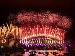 Los famosos fuegos artificiales de Nochevieja iluminaron el puerto de Sídney, Australia, que tuvo pocos espectadores. AFP/S. Khan