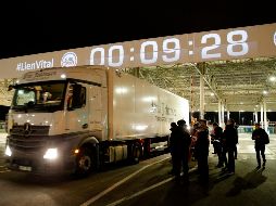 Un camión de Estonia ingresa al Eurotunel en los primeros minutos del 2021. AFP/L. Joly