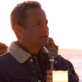 Actor anticubrebocas invita a orar por EU en reunión de Año Nuevo