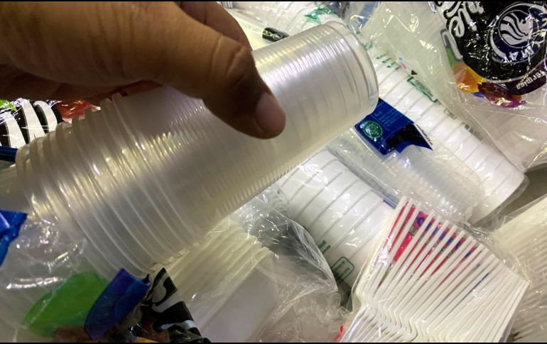 El tiempo útil de una bolsa de plástico se ha estimado en 15 minutos, mientras que para su degradación necesita al menos 100 años. EFE/J. Pazos