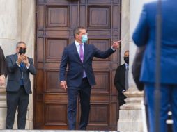 La ceremonia celebrada hoy en el exterior del Capitolio fue criticada por reunir a cerca de 400 personas a pesar de que Puerto Rico atraviesa por uno de los peores momentos de la pandemia provocada por COVID-19. TWITTER / @GovPierluisi