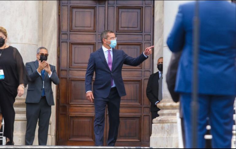 La ceremonia celebrada hoy en el exterior del Capitolio fue criticada por reunir a cerca de 400 personas a pesar de que Puerto Rico atraviesa por uno de los peores momentos de la pandemia provocada por COVID-19. TWITTER / @GovPierluisi