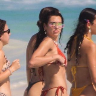 Captan a Dua Lipa gozando el Año Nuevo en playas de México