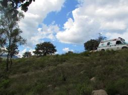 La camioneta azul cayó a un barranco de 10 metros de profundidad aproximadamente. EL INFORMADOR/ARCHIVO