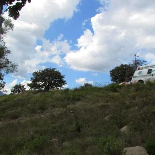 Encuentran a dos baleados en un auto que se fue a un barranco en Zapopan
