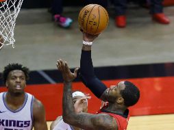 John Wall (derecha) aportó 28 puntos. AFP