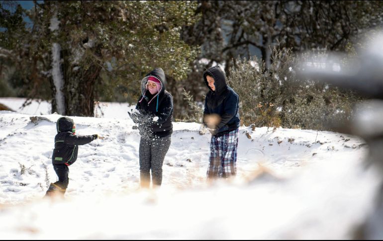 Familia se divierte en la sierra de Arteaga. EFE