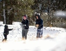 Familia se divierte en la sierra de Arteaga. EFE