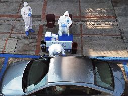 También creció la tasa de positividad, 46.5 de cada 100 pruebas de COVID-19 aplicadas dieron positivo al virus. AFP/ARCHIVO