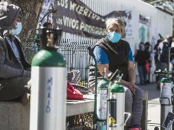 IZTAPALAPA.  La gente hace fila desde la madrugada de ayer para recargar gratis los tanques de oxígeno. SUN