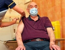 Brian Pinker, un británico de 82 años, recibió en el Hospital Churchill la vacuna ''nacional'', informó el servicio público de salud (NHS). AFP / S. Parsons