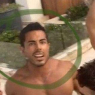 Critican a oftalmólogo vacunado contra COVID-19 por ir a fiesta y lo llaman #LadyVacuna