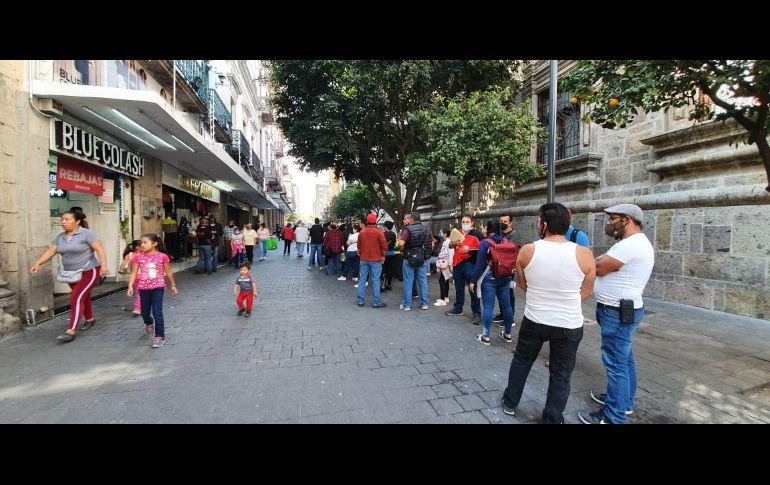 En la recaudadora 00 en avenida Ramón Corona se formaron largas filas. EL INFORMADOR/J. Velazco