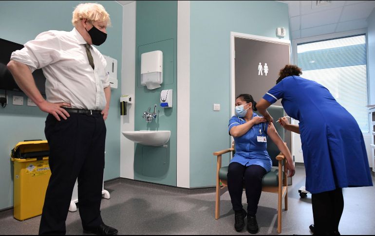 Johnson visitó hoy a un hospital donde se aplican vacunas contra el COVID-19, en Londres. El primer ministro remarcó que la nueva variante del coronavirus se está propagando 