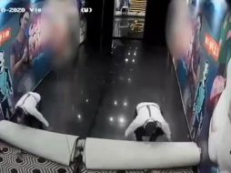 En uno de los videos se ve a trabajadores retirar una alfombra del pasillo en el cual fue atacado Sandoval. ESPECIAL