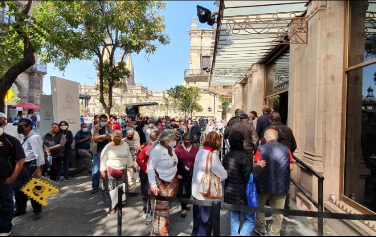 Este lunes se observaron largas filas en la recaudadora en avenida Ramón Corona. EL INFORMADOR/J. Velazco