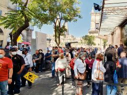 TARDANZA. Aunque se dispuso de una fila para personas de la tercera edad, hubo quejas de que no avanzaba. Las autoridades disponen de otras formas de pago.  EL INFORMADOR • J. Velazco