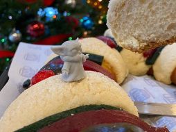 Hace días comenzaron a circular imágenes de panaderías que comercializan una rosca que en lugar de contener los tradicionales muñecos del niño Jesús incluyen figuras del ''Baby Yoda''. ESPECIAL