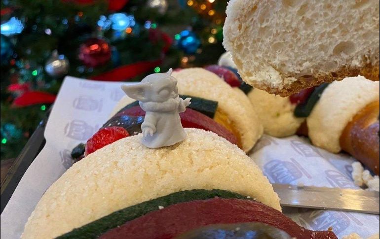 Hace días comenzaron a circular imágenes de panaderías que comercializan una rosca que en lugar de contener los tradicionales muñecos del niño Jesús incluyen figuras del ''Baby Yoda''. ESPECIAL
