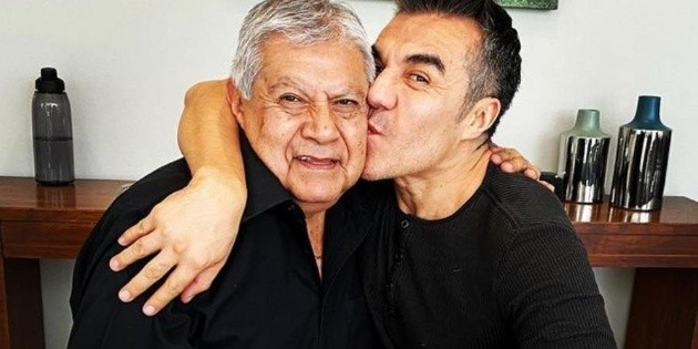 Muere el padre de Adri&aacute;n Uribe; as&iacute; lo despidi&oacute; el actor