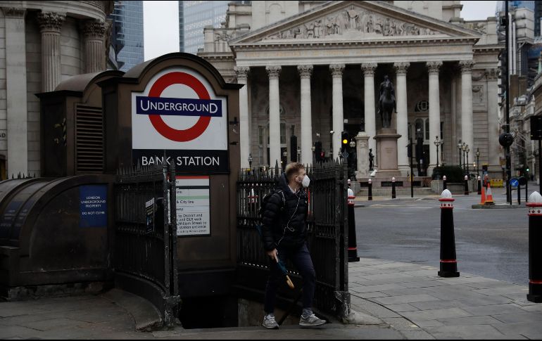 Las medidas son necesarias para proteger al Servicio Nacional de Salud ante el avance de la nueva cepa del virus. AP / M. Dunham