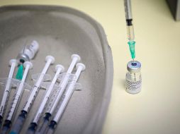 Los expertos de la OMS también aconsejaron administrar las vacunas solo en instalaciones donde puedan tratarse posibles reacciones alérgicas a éstas. AFP/ARCHIVO