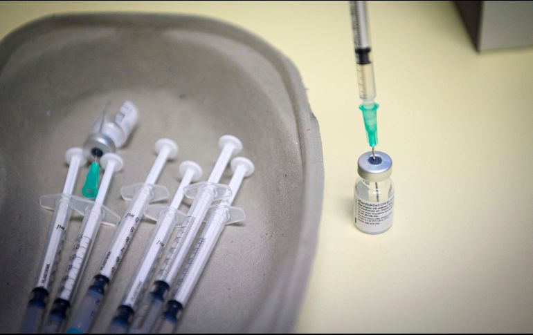 Los expertos de la OMS también aconsejaron administrar las vacunas solo en instalaciones donde puedan tratarse posibles reacciones alérgicas a éstas. AFP/ARCHIVO