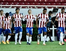 En los dos partidos de pretemporada que sostuvo Chivas, Isaac Brizuela (C) no tuvo actividad para evitar que se agravara su lesión muscular.  IMAGO7