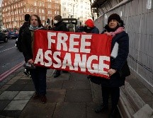 Manifestación por la liberación de Assange afuera de la Corte de Magistrados de Westminster. El periodista permanecerá en prisión hasta que se resuelva la apelación que para su extradición presentará EU. AP/M. Dunham