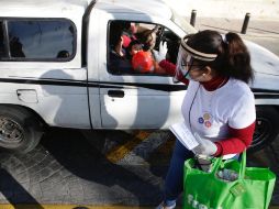 La mañana de este miércoles personal de distintos colegios realizaron una concentración en el Centro de Guadalajara, donde repartieron pelotas y cubrebocas a automovilistas. EL INFORMADOR / F. Atilano