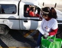 La mañana de este miércoles personal de distintos colegios realizaron una concentración en el Centro de Guadalajara, donde repartieron pelotas y cubrebocas a automovilistas. EL INFORMADOR / F. Atilano