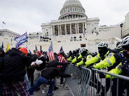 Manifestantes se enfrentan a la policía hoy en el Capitolio. AP/J. Cortez