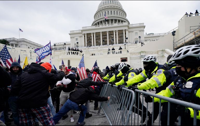 Manifestantes se enfrentan a la policía a las afueras del Capitolio. AP/J. Cortez
