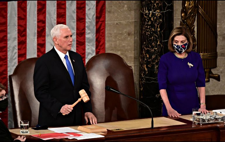 Pence preside hoy en Washington, DC, la sesión conjunta del Congreso para certificar la victoria del demócrata Joe Biden en las elecciones presidenciales. Junto a Nancy Pelosi, presidenta de la Cámara de Representantes. EFE/E. Scott