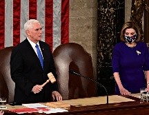 Pence preside hoy en Washington, DC, la sesión conjunta del Congreso para certificar la victoria del demócrata Joe Biden en las elecciones presidenciales. Junto a Nancy Pelosi, presidenta de la Cámara de Representantes. EFE/E. Scott