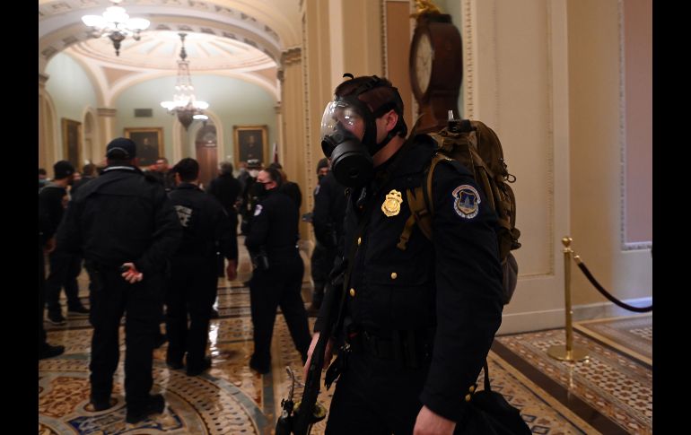 Un policía en el Congreso porta una máscara antigas tras la irrupción de manifestantes. AFP/S. Loeb