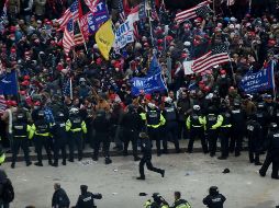 Miles de seguidores de Trump se concentraron ante el Capitolio en Washington, DC, y derribaron varias vallas de seguridad. AFP / O. Douliery