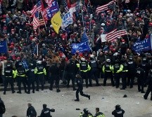 Miles de seguidores de Trump se concentraron ante el Capitolio en Washington, DC, y derribaron varias vallas de seguridad. AFP / O. Douliery