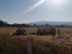 Volcadura registrada a la altura del kilómetro 5 de la autopista Guadalajara-Colima, el pasado 28 de diciembre. ESPECIAL/ Protección Civil Jalisco