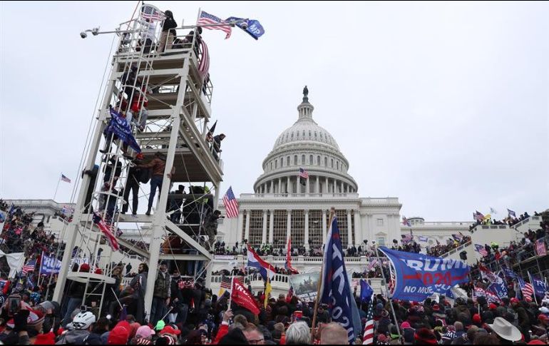 Al menos una persona habría resultado herida de bala durante los disturbios. EFE/M. Reynolds