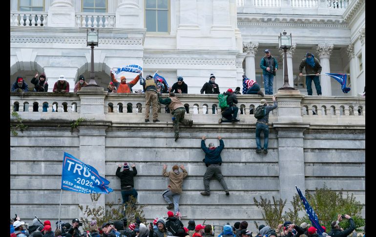 Manifestantes trepan muros del Capitolio en Washington, DC. AP/J. Magana